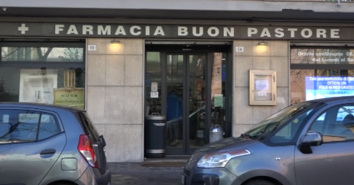 RAPINA IN FARMACIA, UOMO MINACCIA CON UN CUTTER I DIPENDENTI